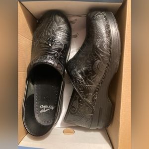 DANSKO PROFESSIONAL TOOLED BLACK LEATHER CLOGS SIZE 40